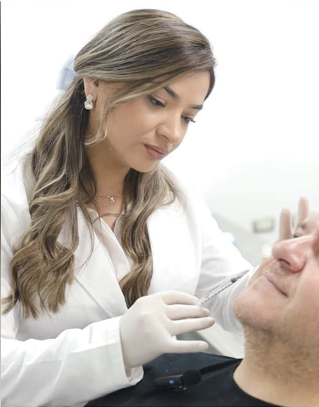 Katherine Meza, profesional de KM Estética, realizando un procedimiento facial